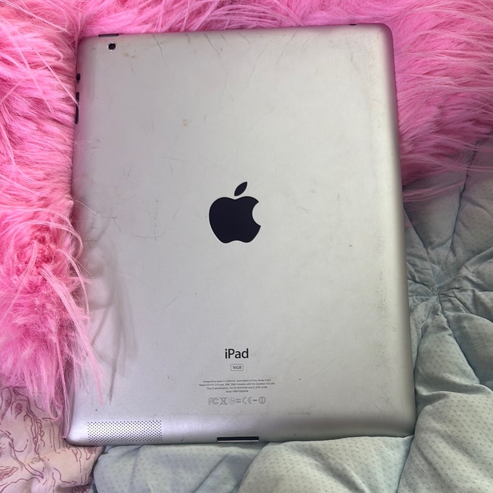 Apple Silver iPad Full-Size Tablet